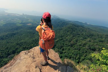 Fotoğraf makinesi olan genç bir kadın. 