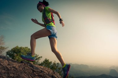 dağ üzerinde çalışan kadın