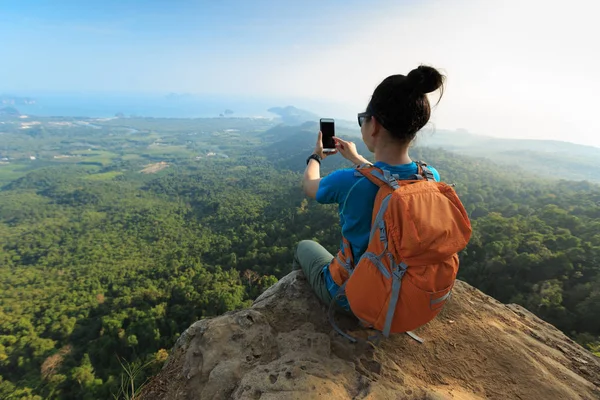 Young woman taking picture with smartphone — Stock Photo, Image