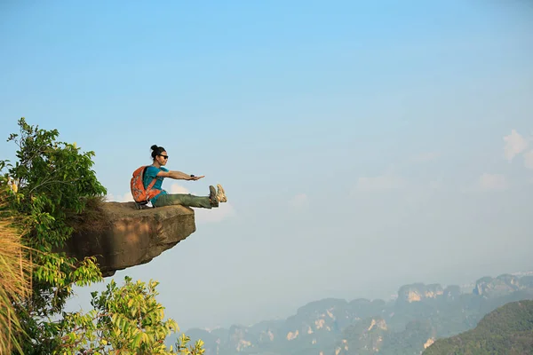 Mujer joven excursionista disfrutando de la vista — Foto de Stock