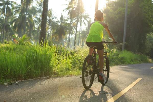 Female cyclist riding mountain bike — Stock Photo, Image