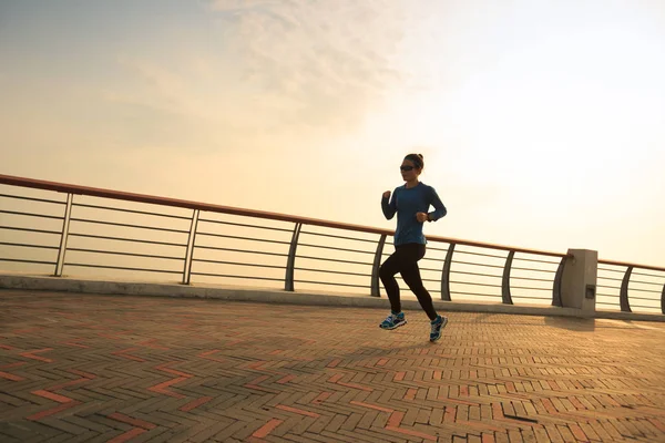 Young woman running at seaside — Stock Photo, Image