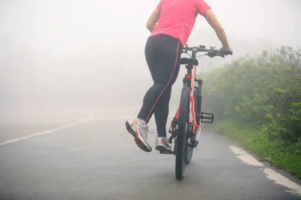 Female cyclist riding mountain bike — Stock Photo, Image