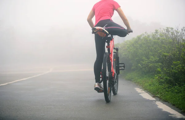 Female cyclist riding mountain bike — Stock Photo, Image