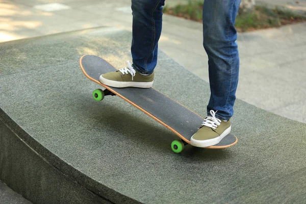 Skateboarder pratiquant au skatepark — Photo