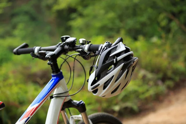 Casco de bicicleta colgando en el manillar —  Fotos de Stock