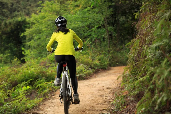 Жінка-велосипедист їде на гірському велосипеді — стокове фото