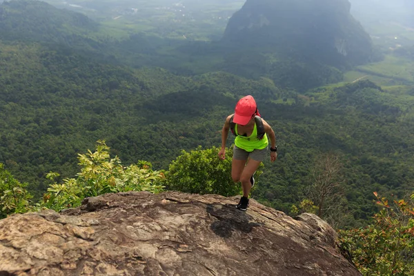 Mulher correndo no topo da montanha — Fotografia de Stock