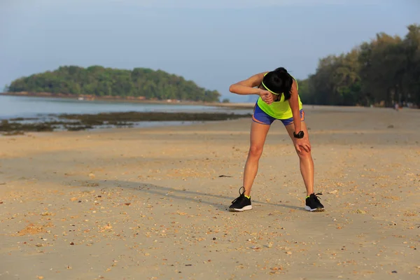 Kumsalda dinlenme fitness kadın — Stok fotoğraf