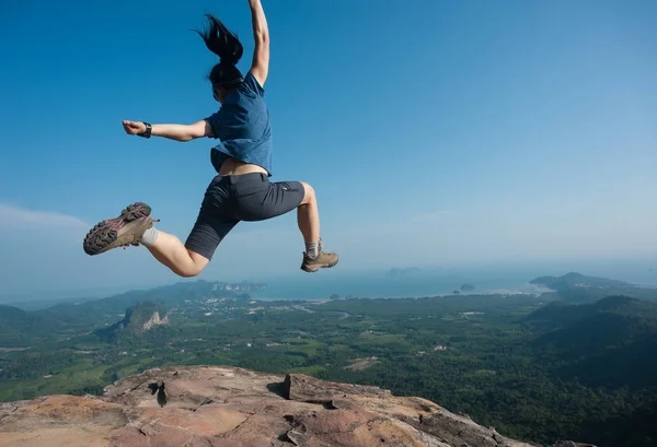산 정상에서 점프 하는 젊은 여자 — 스톡 사진