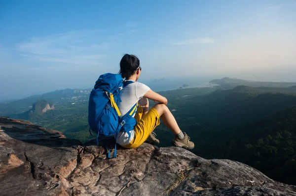 Mujer disfrutando de vista desde el pico de montaña — Foto de Stock