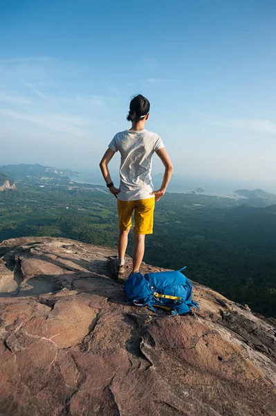 Kvinna njuter utsikten från bergstoppen — Stockfoto
