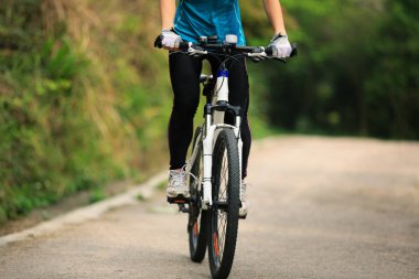 Dağ bisikleti süren bisikletçi.