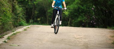 Dağ bisikleti süren bisikletçi.