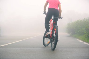 Dağ bisikleti süren bisikletçi.
