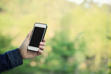 El ele tutuşan akıllı telefon.