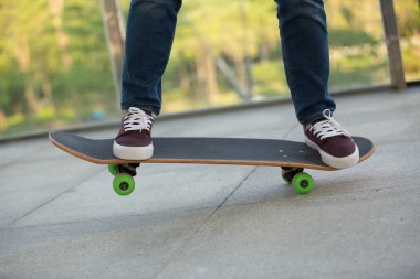 Kaykaycı bacaklar kaykay sürme