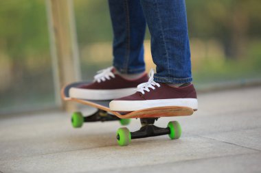 kaykaycı bacaklar skatepark pratik
