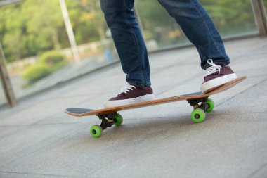 kaykaycı bacaklar skatepark pratik