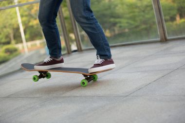 kaykaycı bacaklar skatepark pratik