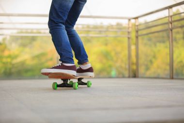kaykaycı bacaklar skatepark pratik