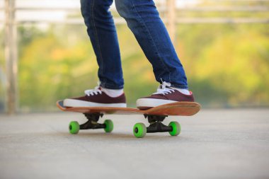 kaykaycı bacaklar skatepark pratik