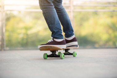 kaykaycı bacaklar skatepark pratik