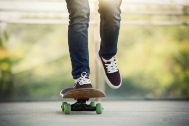 kaykaycı bacaklar skatepark pratik
