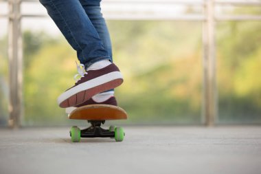 kaykaycı bacaklar skatepark pratik
