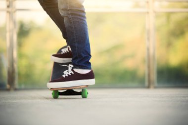 kaykaycı bacaklar skatepark pratik