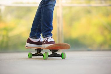 kaykaycı bacaklar skatepark pratik