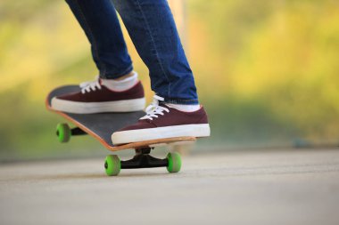 kaykaycı bacaklar skatepark pratik