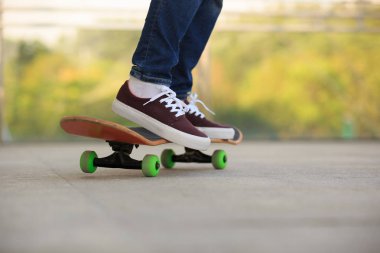 kaykaycı bacaklar skatepark pratik