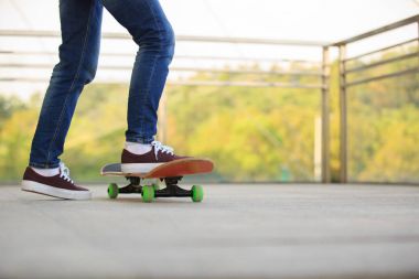 kaykaycı bacaklar skatepark pratik