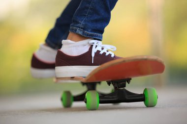 kaykaycı bacaklar skatepark pratik