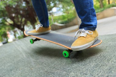 kaykaycı bacaklar skatepark pratik