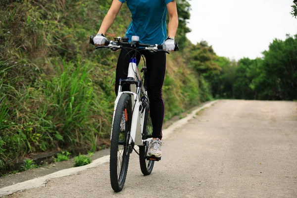 Ciclista montar bicicleta de montaña — Foto de Stock
