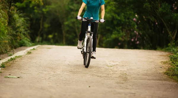 Cyclist riding mountain bike — Stock Photo, Image