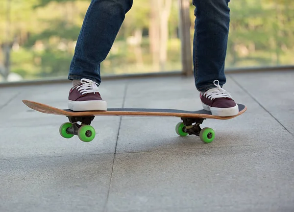 Πόδια skateboarder ιππασίας skateboard — Φωτογραφία Αρχείου