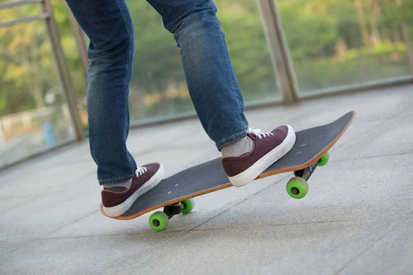 Skateboardåkare ben tränar på skatepark — Stockfoto