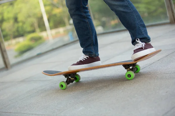 Skateboardåkare ben tränar på skatepark — Stockfoto