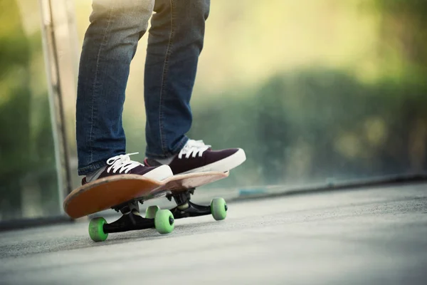 Skateboarder benen oefenen in skatepark — Stockfoto