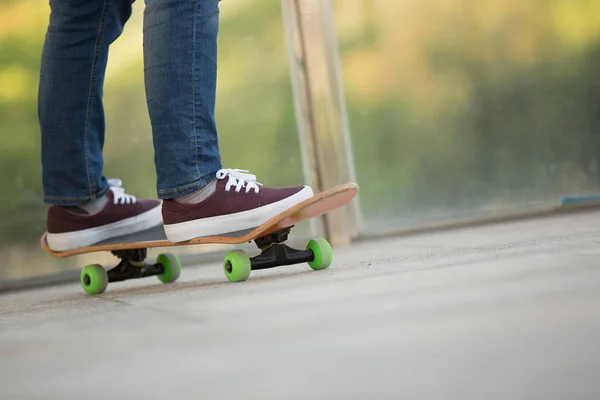 Skateboardista nohy cvičit na skatepark — Stock fotografie