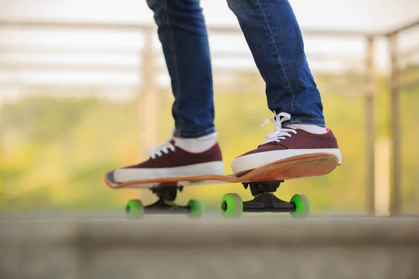 Skateboarder legs practicing at skatepark — Stock Photo, Image