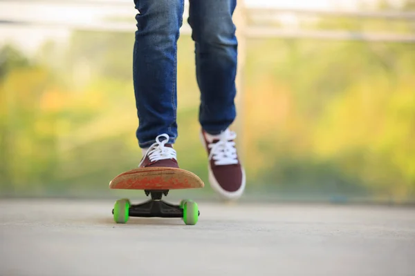 Skater nogi na praktykę skatepark — Zdjęcie stockowe