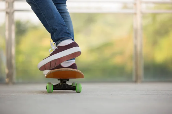 Skateboarder legs practicing at skatepark — Stock Photo, Image