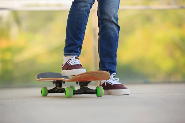 Patas de skate practicando en skatepark — Foto de Stock