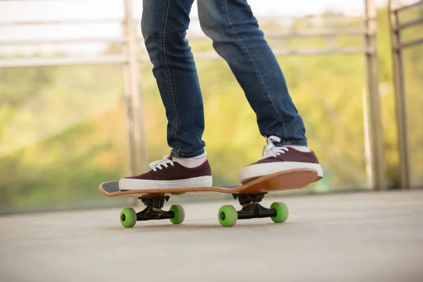 Gambe skateboarder praticare allo skatepark — Foto Stock