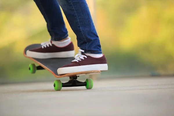 Jambes de skateboarder pratiquant au skatepark — Photo