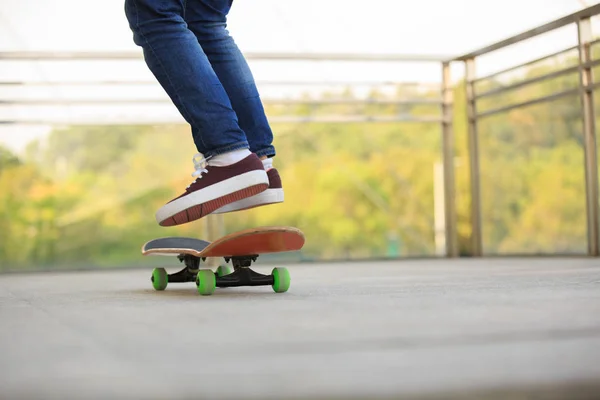 Skater nogi na praktykę skatepark — Zdjęcie stockowe